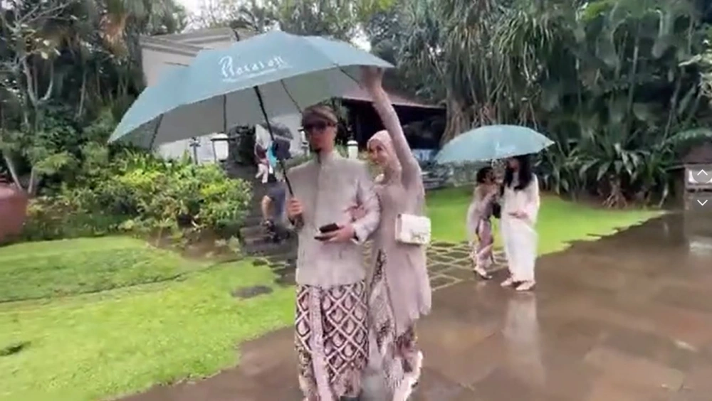 Ahmad Dhani Kepergok Tak Payungi Mulan Jameela Saat Kehujanan [sumber: Tiktok Apaajaboleh2012]