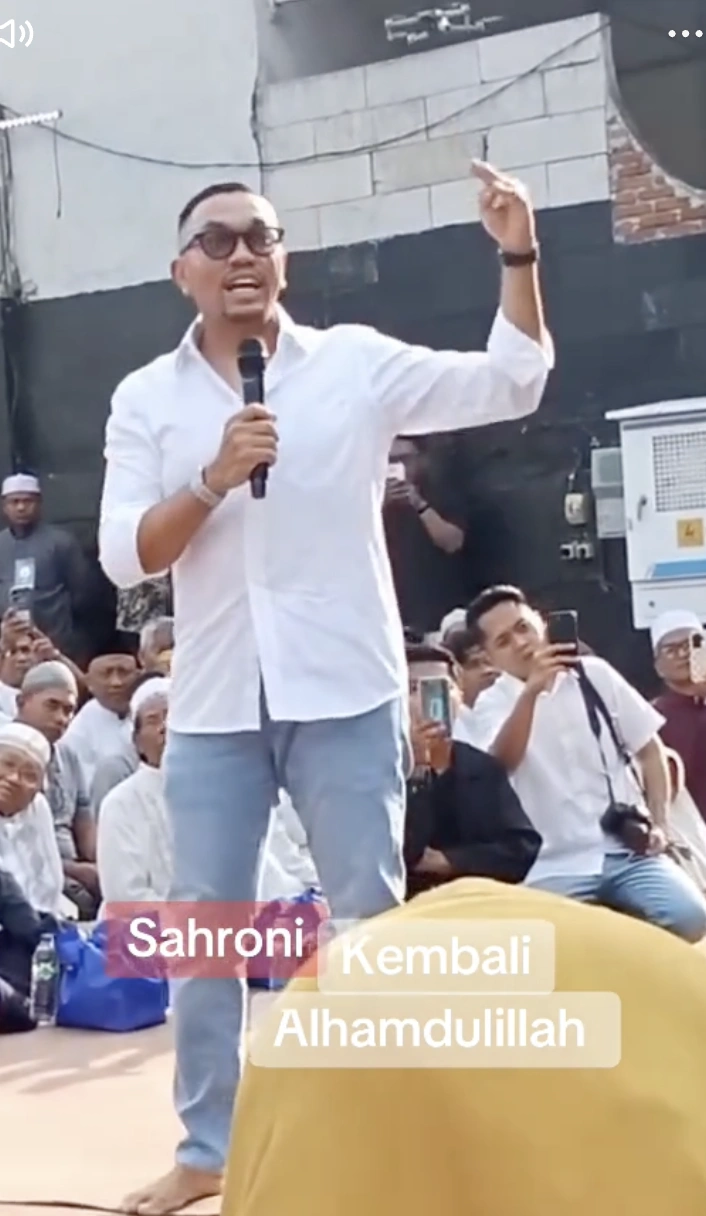 Ahmad Sahroni Pidato Di Depan Rumahnya. [TikTok]