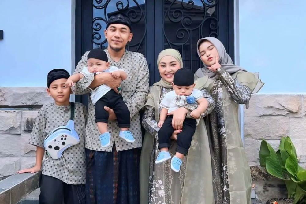 Aji Darmaji Dan Mpok Alpa Sekeluarga Instagram