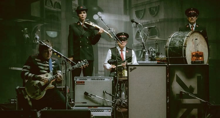 Aksi Panggung My Chemical Romance Yang Selalu Unik Dan Memukau [Instagram]