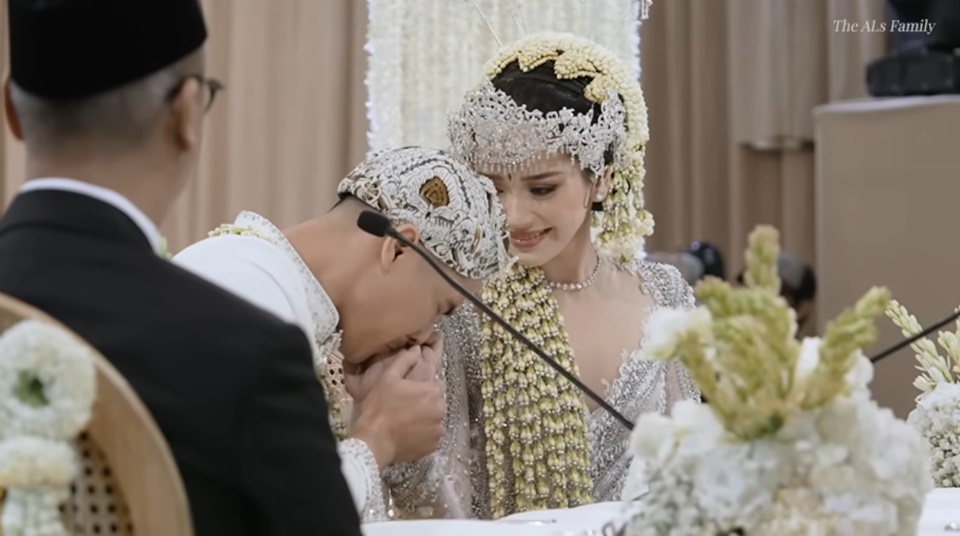 Al Ghazali Nangis Cium Tangan Alyssa Daguise Usai Ijab Kabul [YouTube]