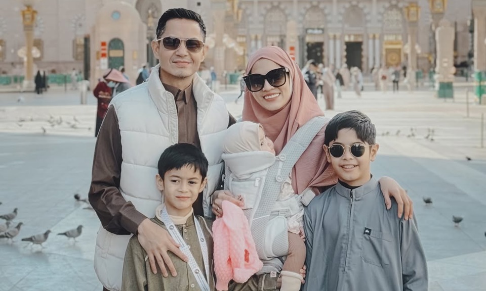 Alyssa Soebandono dan Dude Harlino Umrah Bareng Anak-anak [Instagram]