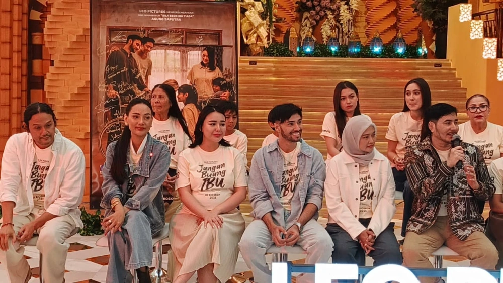 Erika Carlina dan para pemain film Jangan Buang Ibu. [Indopop/Raka]