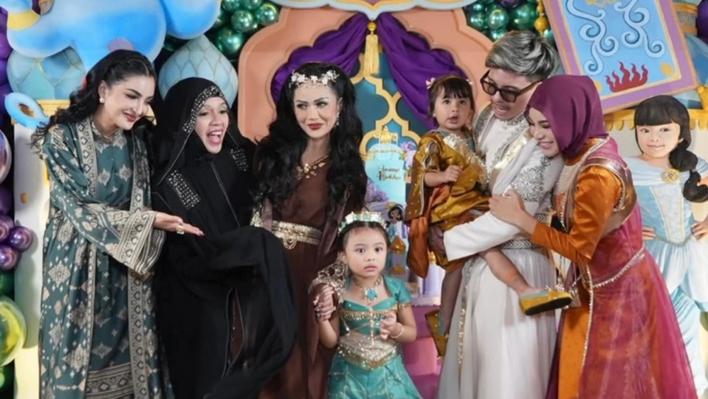 Atta Halilintar bersykur ketiga nenek hadir dalam acara ulang tahun Ameena. [Instagram]