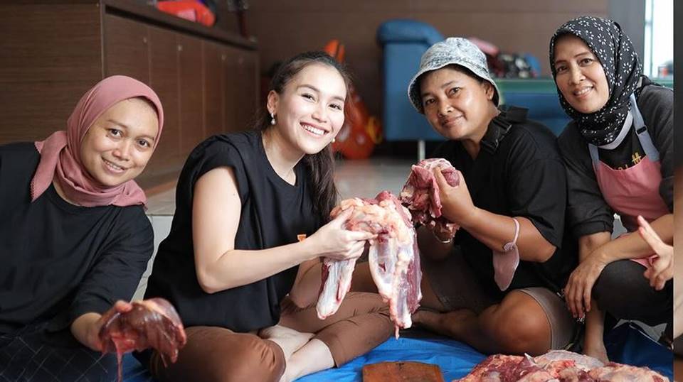 Jadi Tukang Daging, Ayu Ting Ting Ogah Pamer Bobot Sapi Kurbannya Tahun Ini