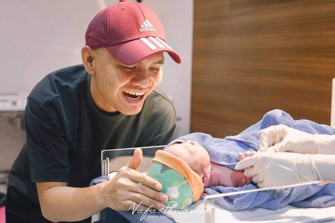 3 Potret Bene Dion Resmi Jadi Bapak