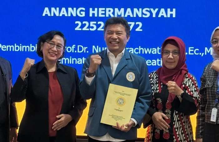 Anang Hermansyah selesai ujian tesis. (Instagram/Ashanty_Ash)