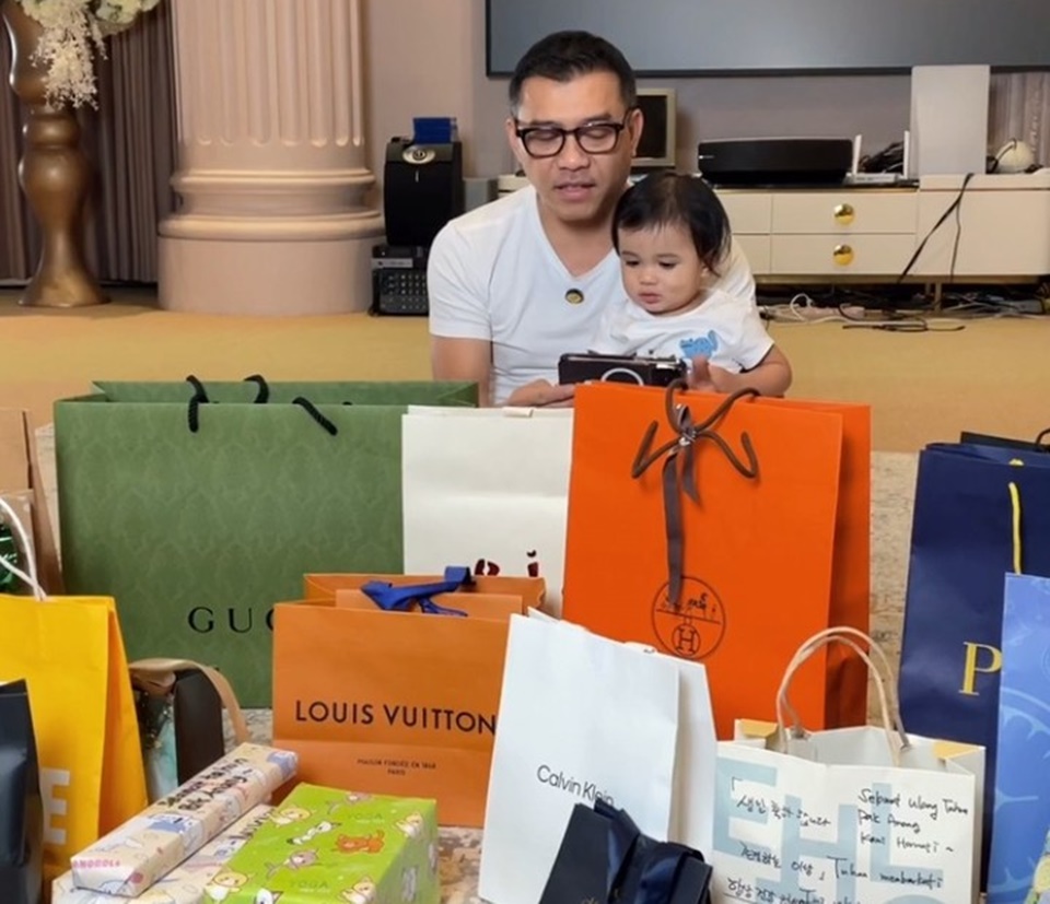 Anang Hermansyah Unboxing Kado Ultah [Instagram]