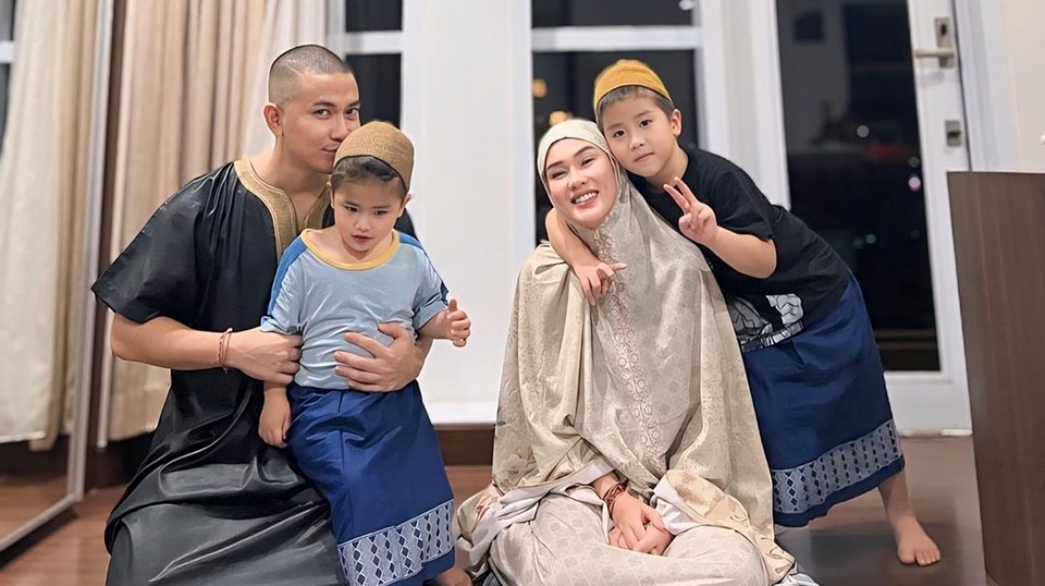 Anggi Pratama Rutin ke Makam Stevie Agnecya Malam-Malam