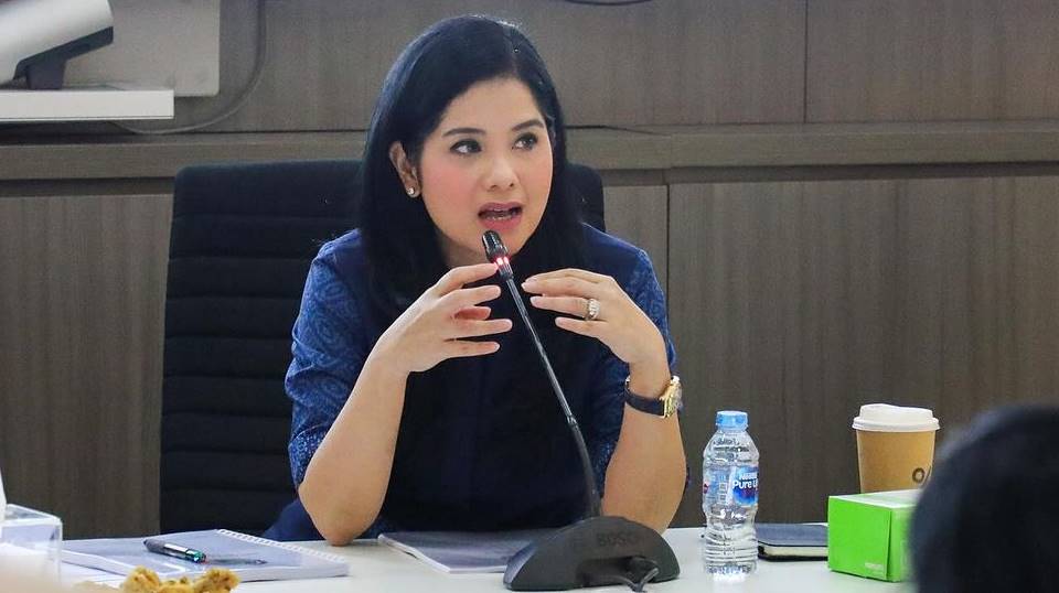 Annisa Pohan Tenteng Tas Ratusan Juta Rupiah Ketika Rapat, Harganya 34 Kali Gaji AHY?