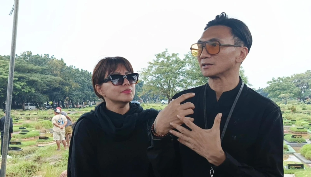 Anji ditemani sang mantan istri, Wina. (Indopop/Raka)