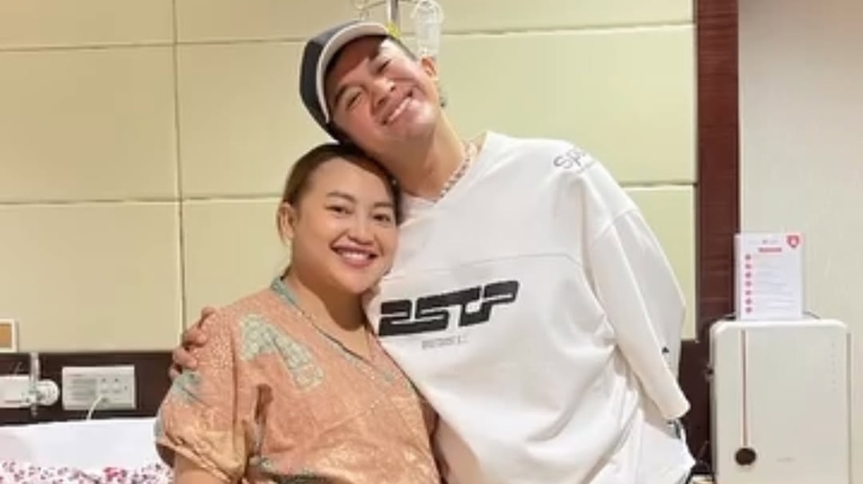 Anwar BAB Langsung Batal Terbang ke Bali, Tangisi Kematian Mpok Alpa Menuju RS