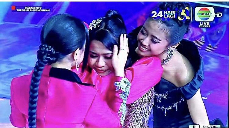 April Dipeluk Sang Mentor Saat Jadi Juara Ke 3 Da7 Indosiar Top 3 [Sumber: Tiktok]