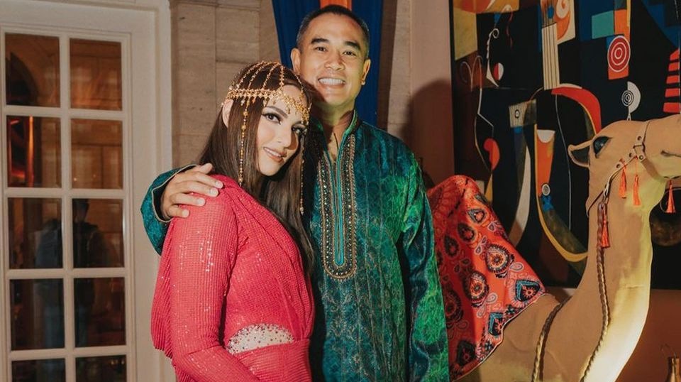 Keluarga Nia Ramadhani Tarawih di Rumah, Sikap Mertua hingga Outfit Suami dan Anak Bikin Salfok