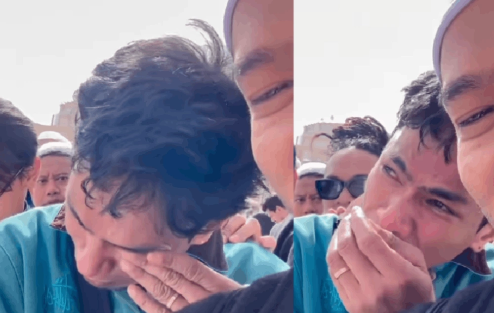 Ari Lesmana menangis saat umroh. [Instagram]