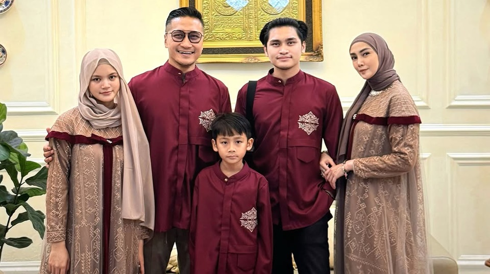 Arie Untung dan Keluarga Mudik ke Palembang [Instagram]