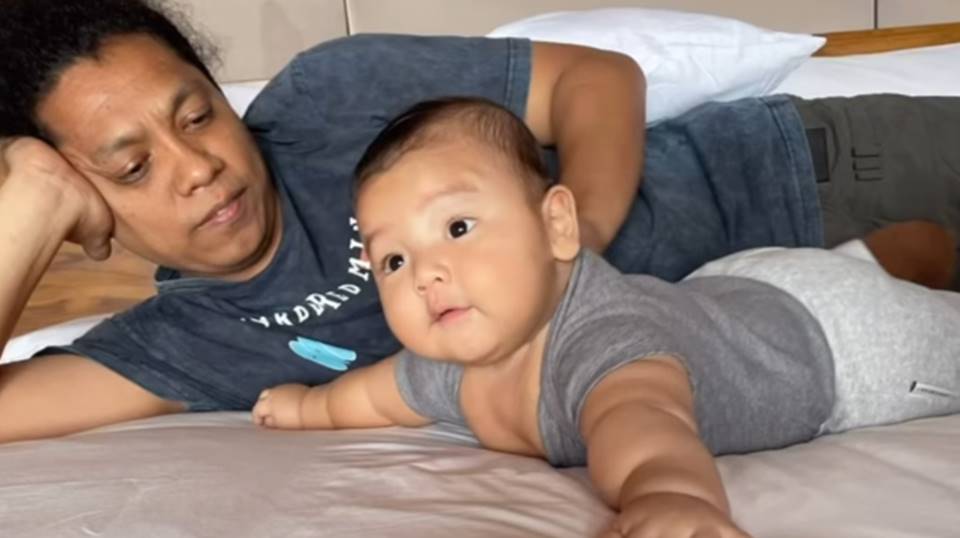 Arie Kriting Pamer Foto Bareng Anak, Ernest Prakasa Komennya Ngegas Banget