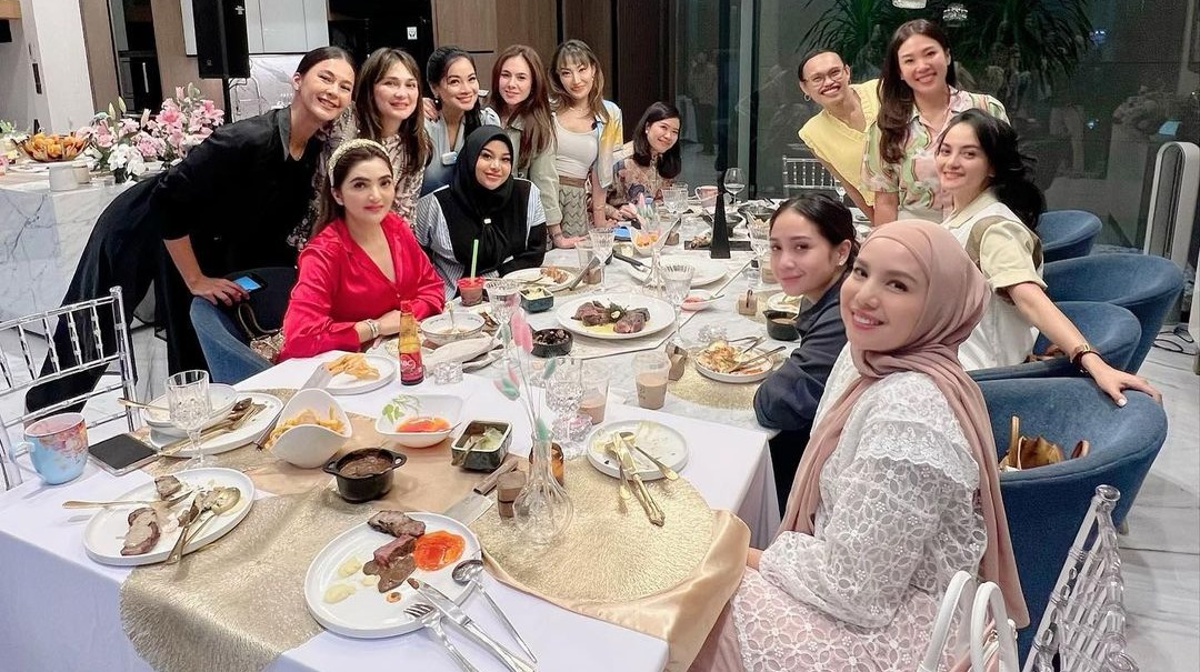 Geng Cendol Arisan di Rumah Titi Kamal, Hidangannya Steak Berlapis Emas