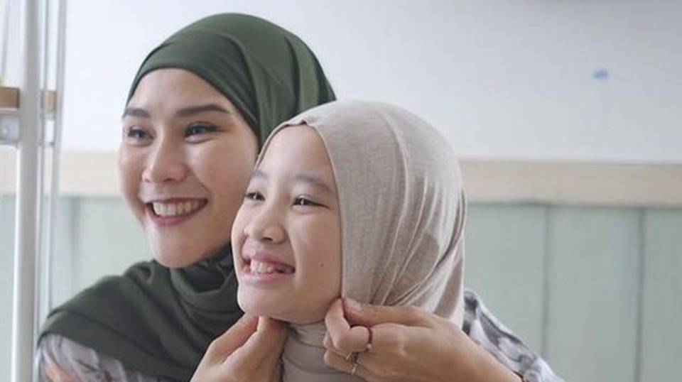 Zaskia Adya Mecca Antarkan Putri Sulungnya Karantina 20 Besar Gadis Sampul