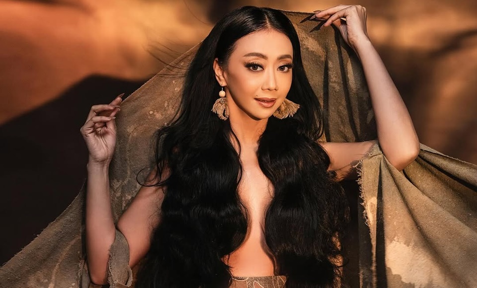 Asri Welas Pemotretan Topless [Instagram]