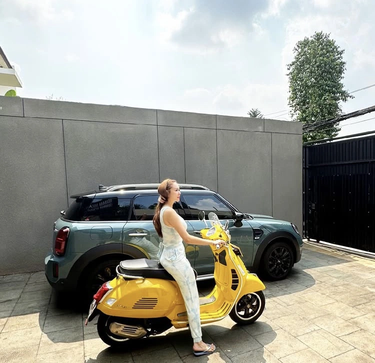 Aura Kasih Bersama Mini Cooper & Vespa Kuningnya [Instagram Aura Kasih]