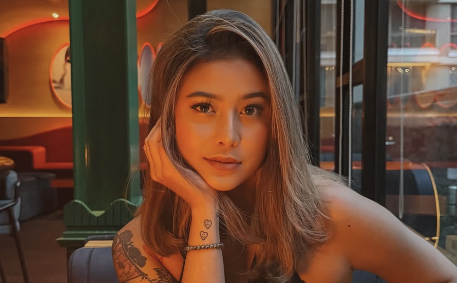 Tenggak Miras 9 Sloki Kurang dari Semenit! Awkarin Semprot TikToker yang Tuduh Dirinya Hamil