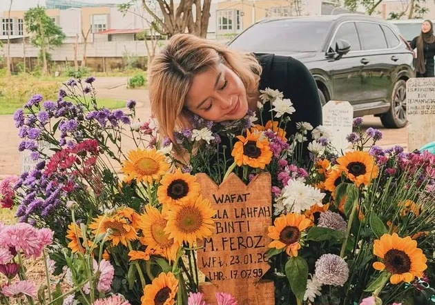 Momen Awkarin ziarah ke makam sang sahabat, Lula Lahfah. (Instagram)