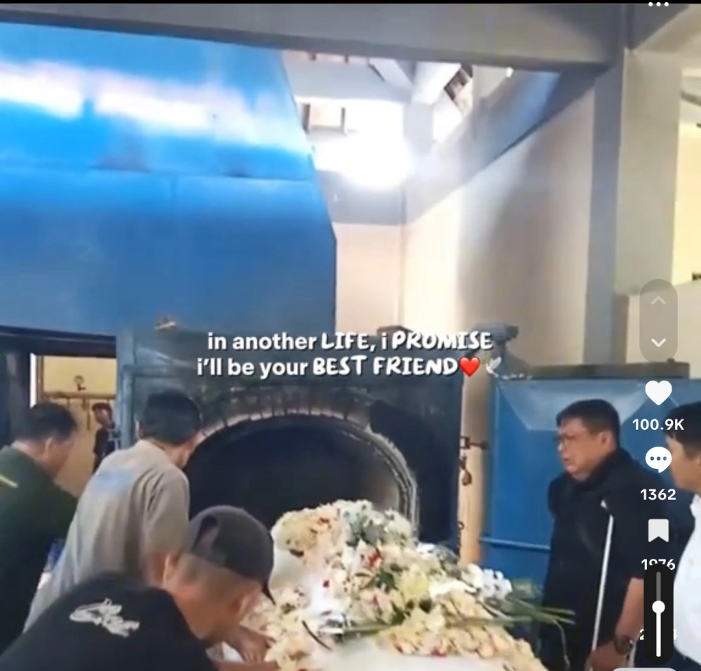 Ayah Timothy Kenakan Kruk Saat Lambaikan Tangan Lepas Peti Mati Putranya Ke Ruang Kremasi Cc Tiktok Inibukanniko