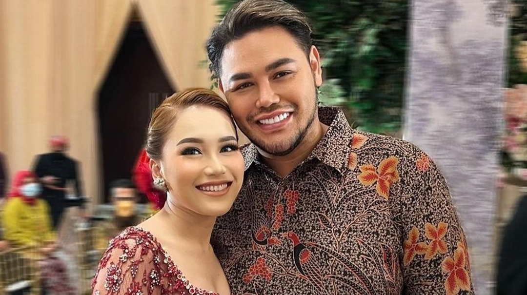 Beda Reaksi Ivan Gunawan Bagi-Bagi THR ke Warga Kampung, Kok Gak Dijulitin Kayak Ayu Ting Ting?
