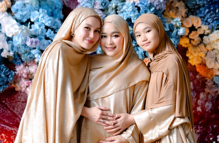 Ayu Ting Ting bersama anaknya Bilqis dan sang adik, Syifa yang kini tengah hamil anak ketiga. [Instagram]