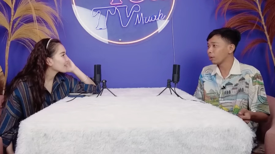 Anak Dede Sunandar Belum Bisa Bicara, Ayu Ting Ting Ajarkan Kiat Kerok Lidah dari Ayahnya