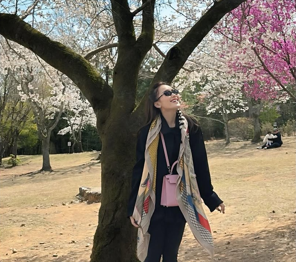 Ayu Ting Ting Pakai Hermes Ratusan Juta di Bawah Bunga Sakura [Instagram]