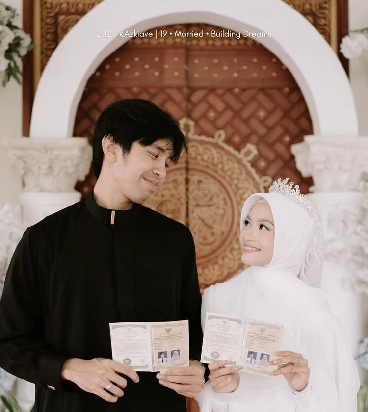 Azkiave Bersama Suami Saat Baru Selesai Akad Nikah [Instagram]