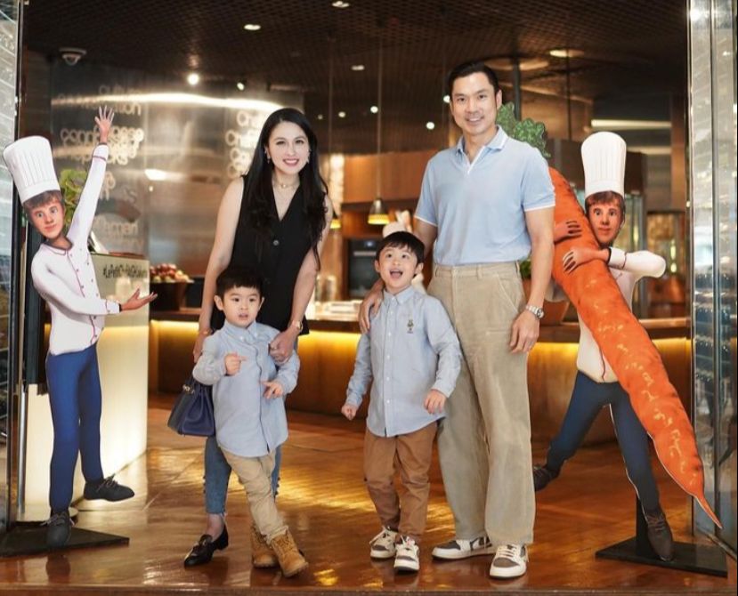 Masih Dipakai Anak Sandra Dewi, Memang Berapa Sih Batas Usia Anak Naik Stroller?