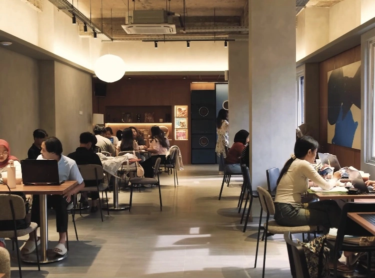 Bagian Dalam Odds Coffee Company Solo (Instagram)