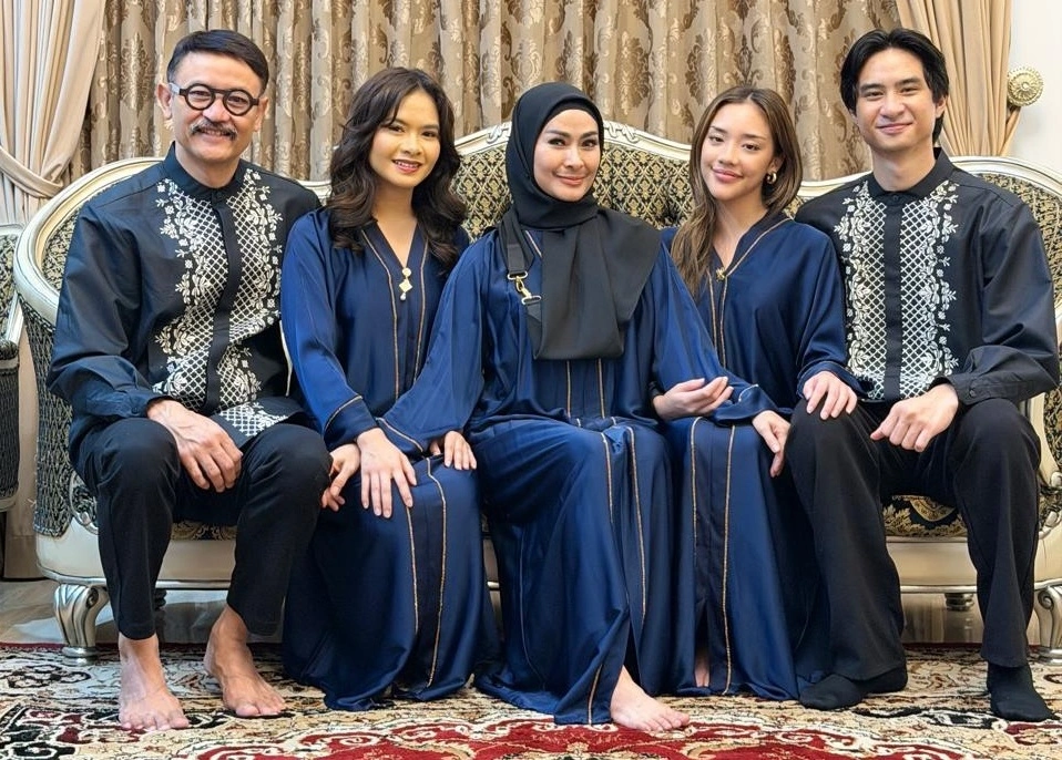 Baila No Na bersama Devano dan keluarga inti Iis Dahlia. (Instagram)