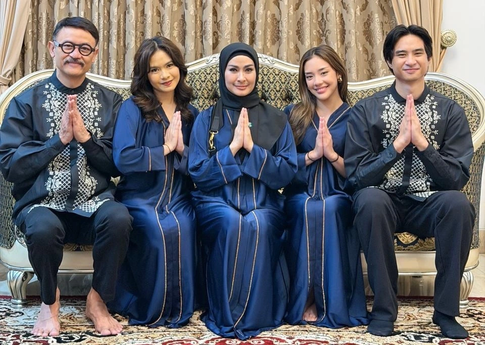 Baila No Na bersama Devano dan keluarga inti Iis Dahlia. (Instagram)