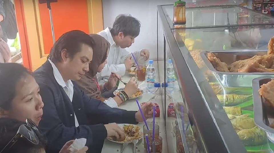 Cobain Warteg Kali Restu yang Didatangi Baim Wong Sebelum Sidang Cerai