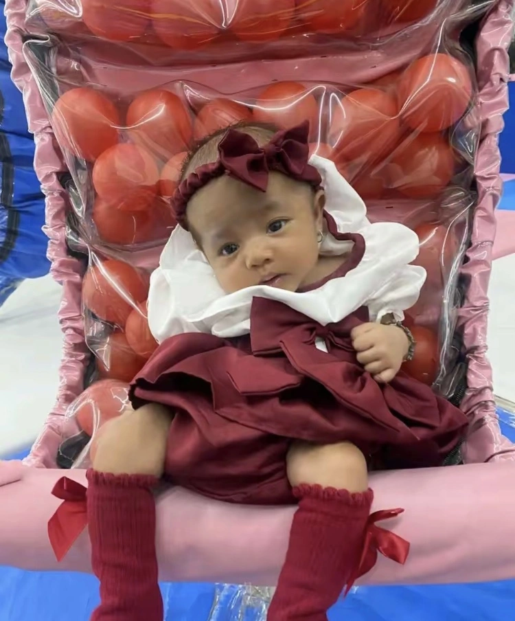 Bayi 1 Bulan Diajak Mandi Bola Didudukkan