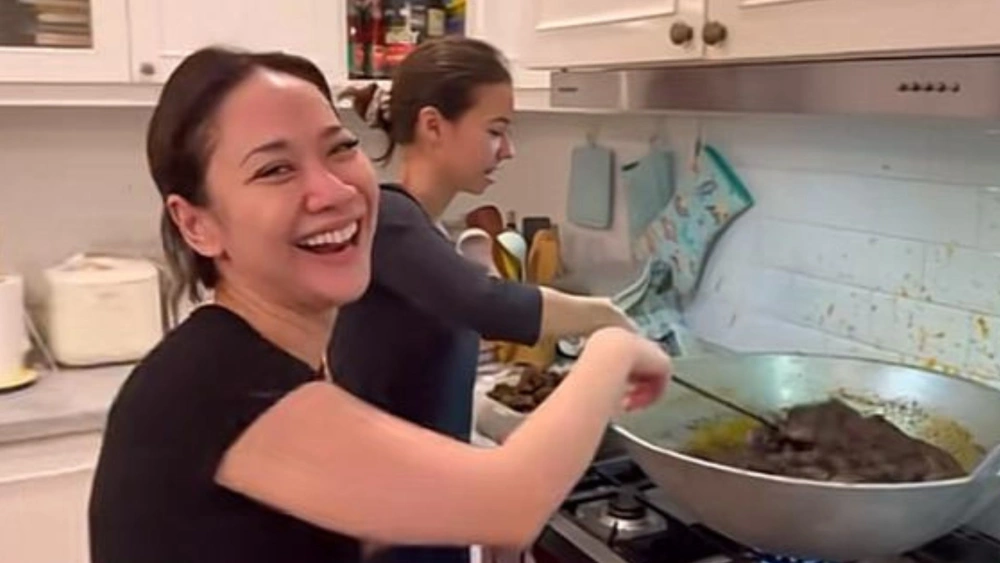 Keseruan Yuki Kato bantu BCL masak rendang. [TikTok]