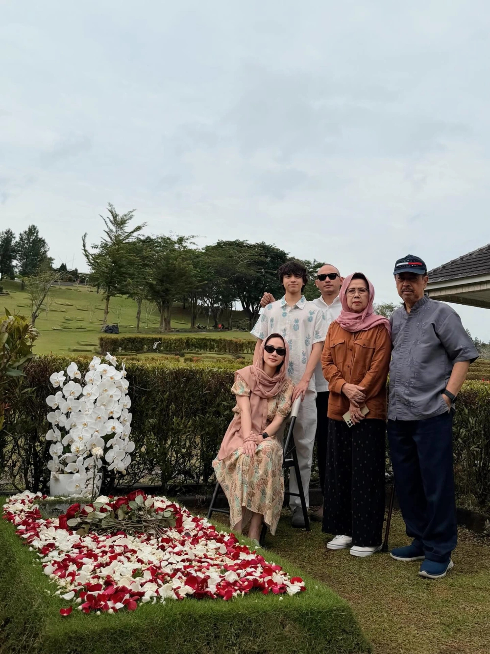 Bcl Ziarah Ke Makam Ashraf Sinclair [sumber: Instagram Itsmebcl]