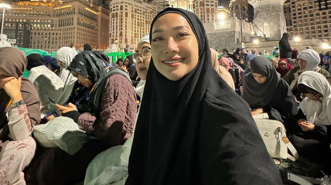 Bunga Citra Lestari Umrah untuk Alm Ashraf Sinclair