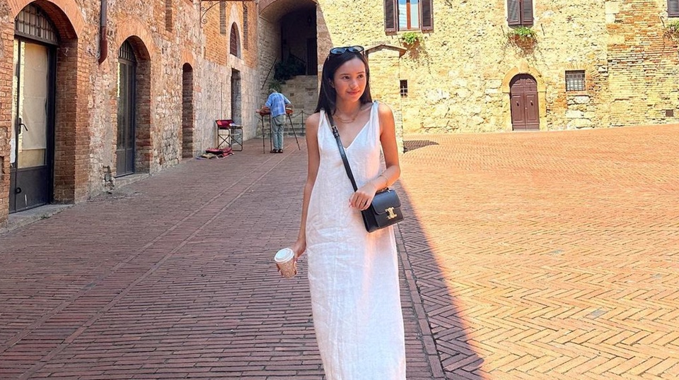 Istri Pejabat, Beby Tsabina Bawa Tas Hampir 100 Juta saat Nonton Fashion Show