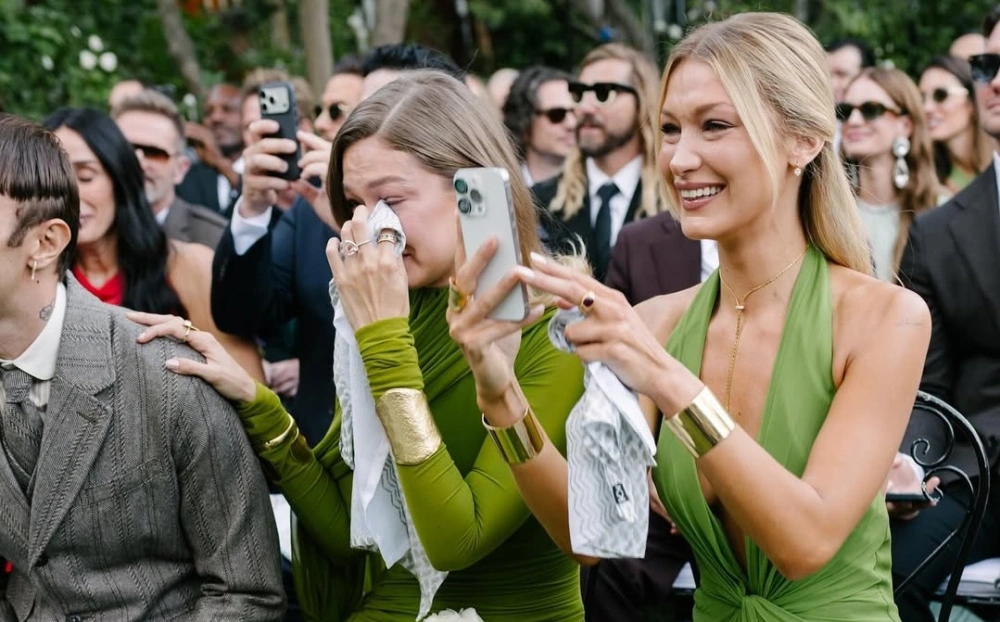 Bella dan Gigi Hadid di pernikahan Alana.