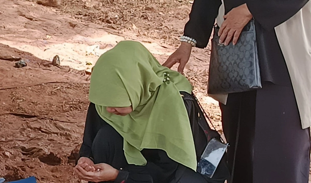 Besbarini di makam Vidi Aldiano [sumber: Ftn Pace]