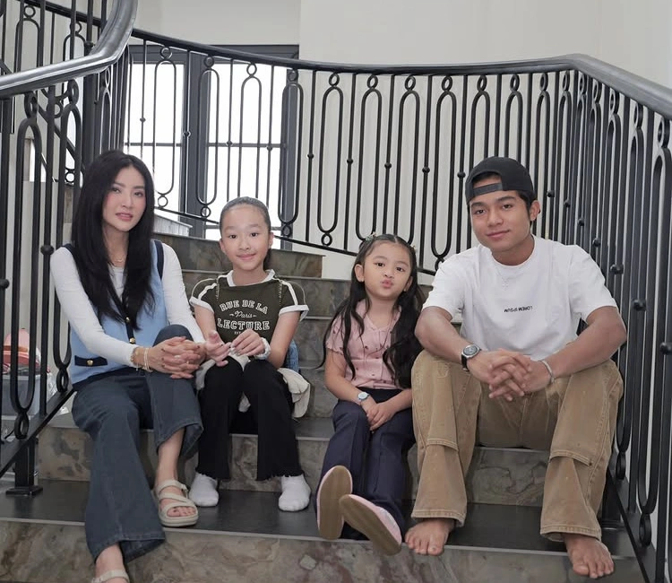 Betrand Peto bersama Sarwendah dan adik-adiknya. [Instagram]