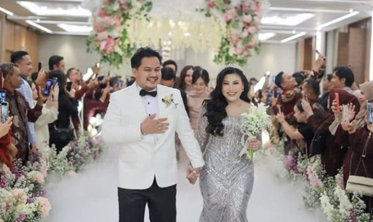 Boiyen Dan Rully Anggi Akbar saat resepsi pernikahan. [Instagram]