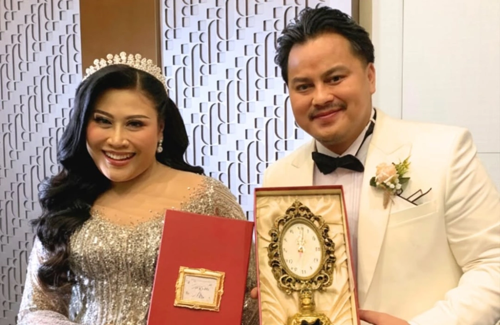 Boiyen dan Rully Anggi memamerkan suvenir pernikahan mereka. [Instagram]