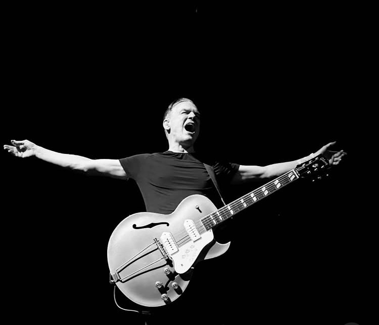 Bryan Adams saat konser