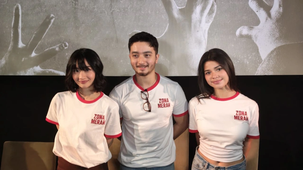 Bryan Domani bersama para pemain film Zona Merah. [Indopop/Raka]